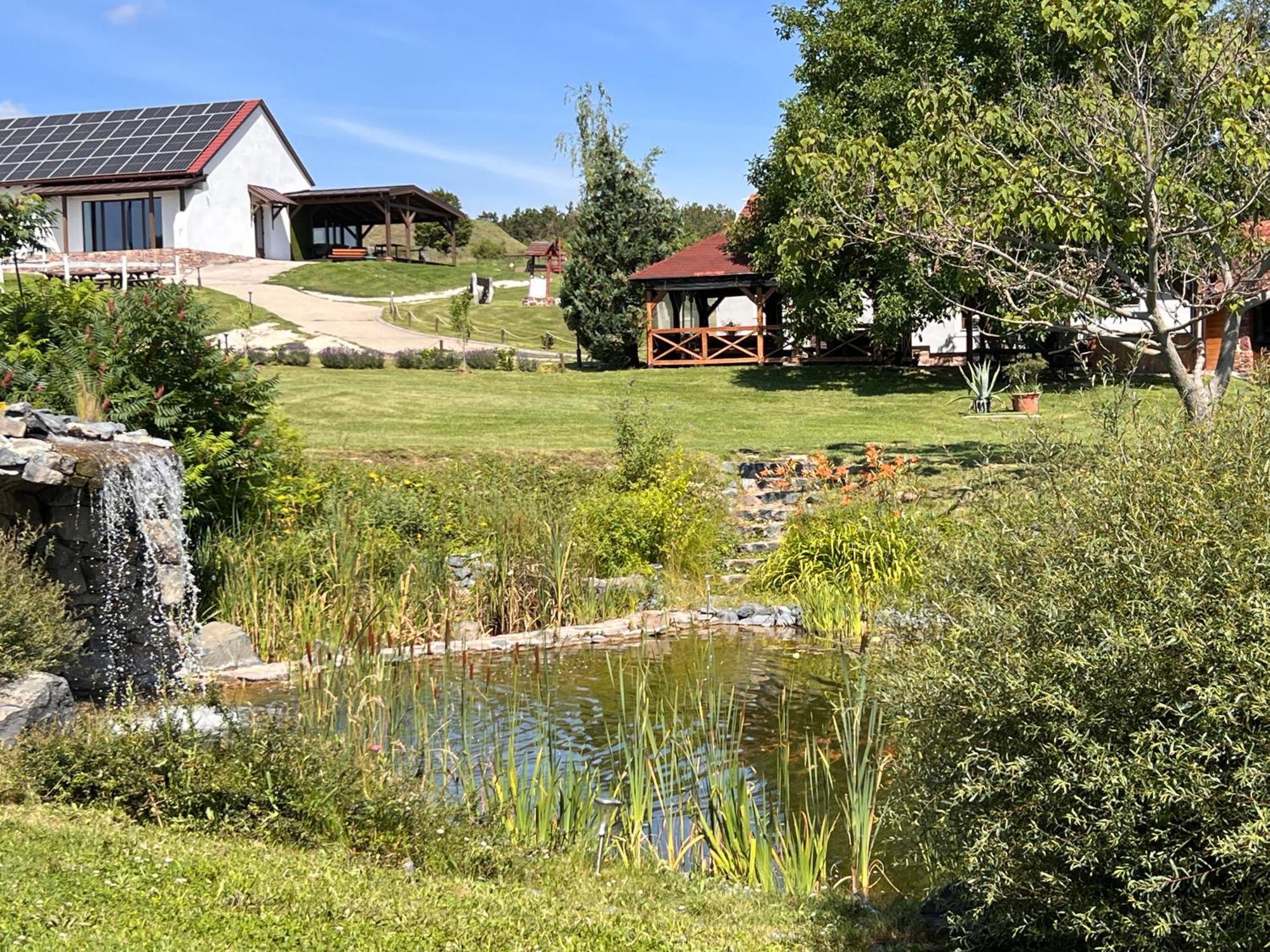 Couette-café Tenger-szem Panzió és Lovasudvar Zánka